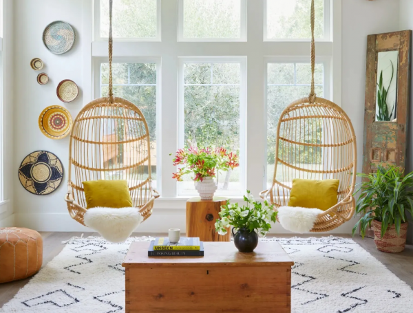 Kursi Gantung Bambu di Sudut Kamar